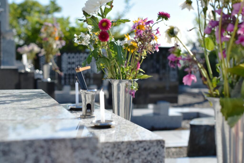 fleurs dans une vase dans un cimetiere